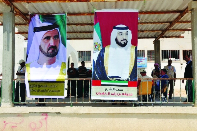 "صورة خليفة بن زايد ومحمد بن راشد أمام المستشفى الإماراتي \t\t البيان"