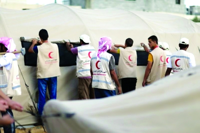 "تعاون أعضاء الوفد على تجهيز خيمة العلاج \t\t\t البيان"