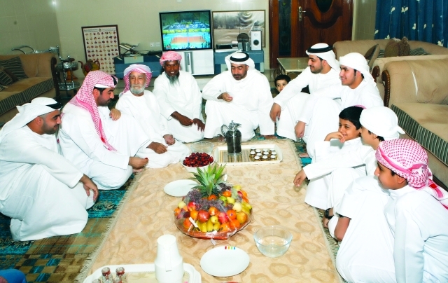 "اجتماع الأسرة على المائدة"