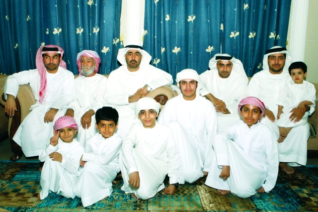 "أفراد الأسرة في أمسية رمضانية"