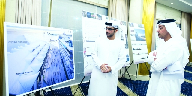"هزاع بن زايد خلال الاطلاع على التصاميم الاربعة المقترحة"