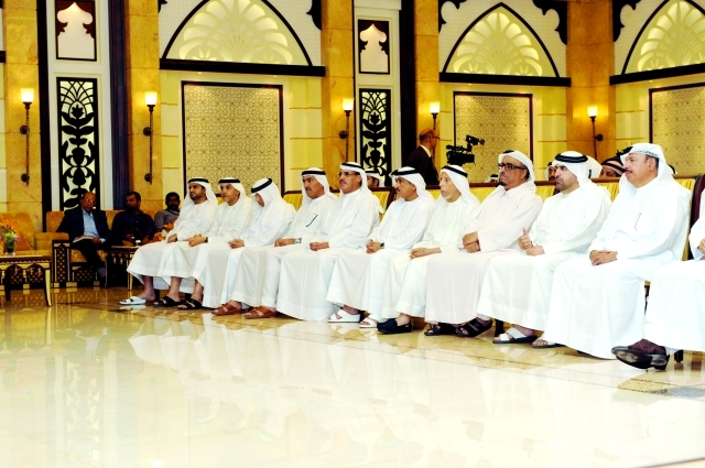 "ضاحي خلفان وبن حويرب والطاير ومراد عبد الله والحضور \tتصوير ـــ محمد الزرعوني"