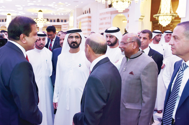 "محمد بن راشد في حديث مع المستثمرين بحضور مكتوم بن محمد تصوير: خليفة عيسى - محمد هشام"