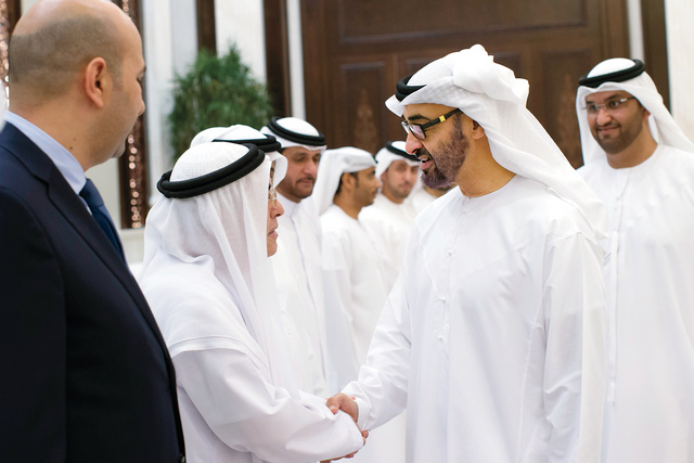 "..و يصافح إبراهيم العابد بحضور سلطان الجابر"