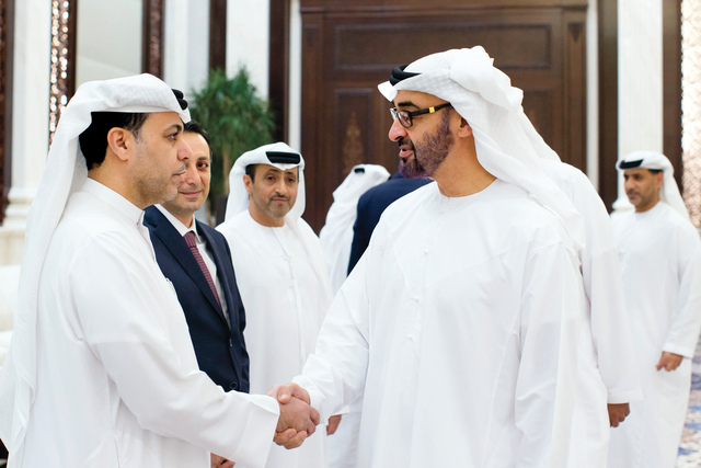 "محمد بن زايد مصافحاً ظاعن شاهين"