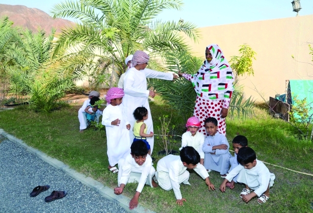 "الأطفال يمرحون في حديقة البيت"