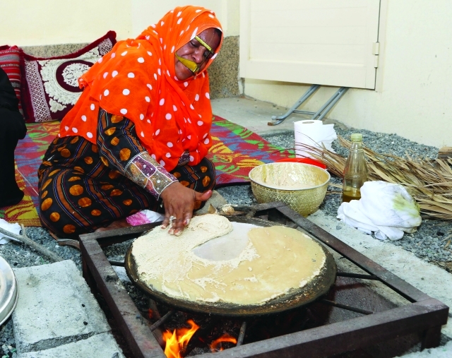 "عزيزة تُحضّر خبز الرقاق"