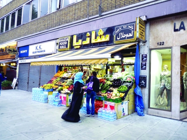 "إقبال كبيرعلى محلات الحلال من الجالية المسلمة في بريطانيا"