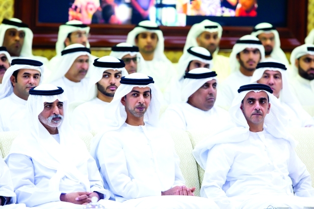 "سيف وعمر بن زايد ونهيان بن مبارك خلال الاستماع إلى المحاضرة"