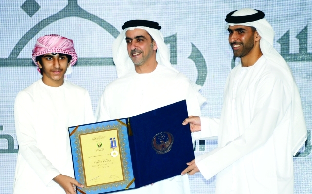 "سيف بن زايد يكرم خالد الشحي عن عائلة الشهيد طارق الشحي بحضور محمد الشحي"