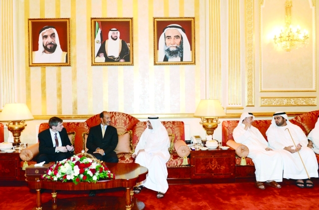 "حاكم الفجيرة يستقبل بحضور ولي عهده سفير وقنصل الولايات المتحدة والمهنئين برمضان"