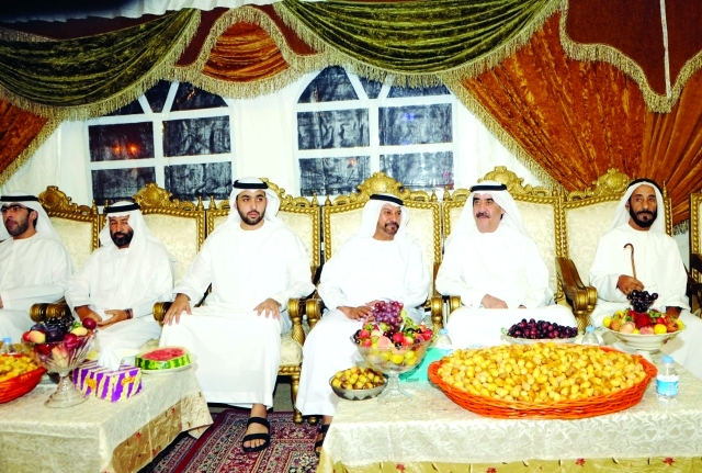 "سعود المعلا وراشد بن سعود خلال المأدبة \t وام"
