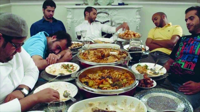 "التجمع على موائد الإفطار (1)"
