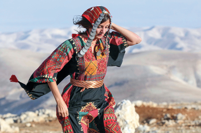 "مطاردة أزياء الجدات في فلسطين"