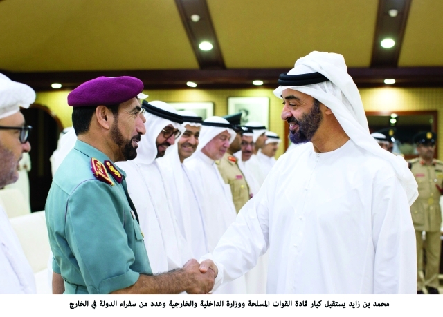 "سموه يصافح الشعفار بحضور أنور قرقاش"