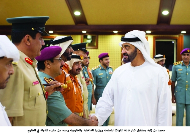 "محمد بن زايد يصافح القيادات الشرطية بحضور المزينة والرميثي والريسي والمري ومحمد بن فهد والهديدي"