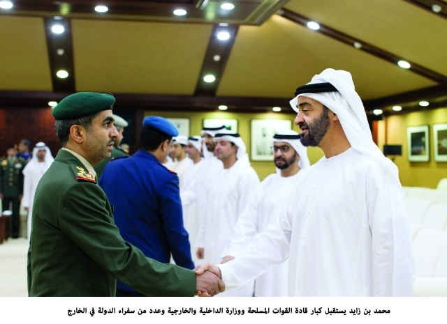 "محمد بن زايد يصافح قادة القوات المسلحة بحضور حمدان وسعيد وهزاع وسيف ومنصور بن زايد وام"