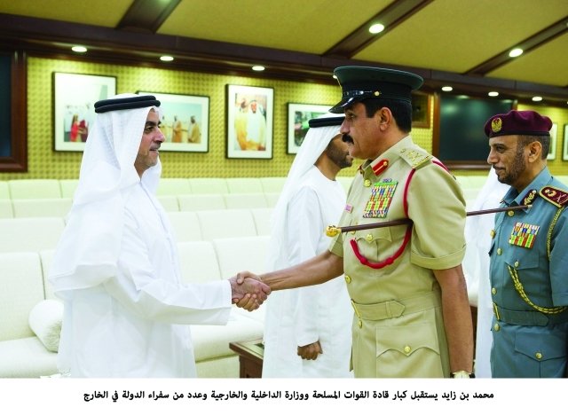 "سيف بن زايد يصافح المزينة والمري"