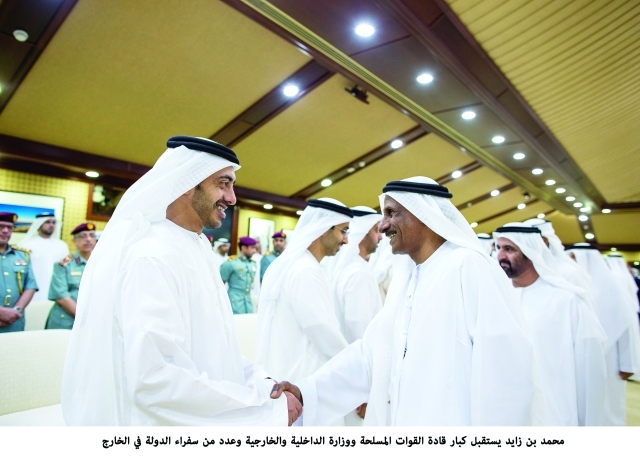 "حامد وذياب وعبدالله بن زايد يصافحون قيادات الخارجية"