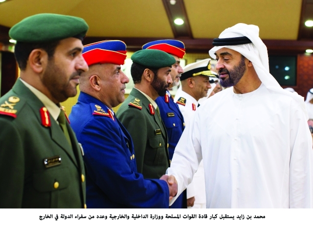 "محمد بن زايد يصافح قيادات عسكرية وام"