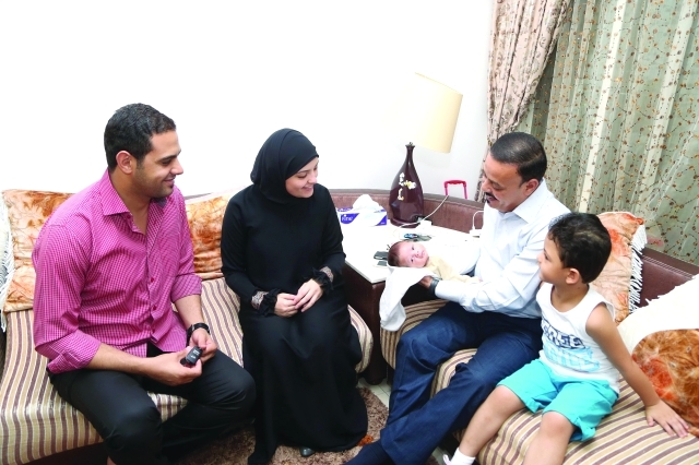 ".. مع ابنته وزوجها وحفيديه"