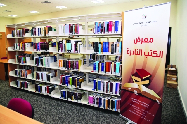 "أجواء مطالعة وبحث مثالية في قاعات المكتبة"
