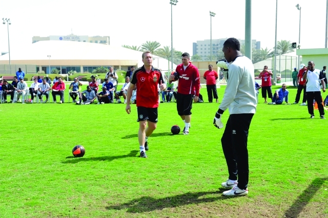 "أندي كوبكه ومساعدوه أثناء دورة تدريبية للمدربين والحراس \t البيان"