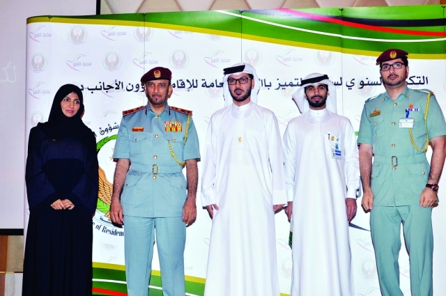 "المري مع الموظفين خلال تكريمهم البيان"