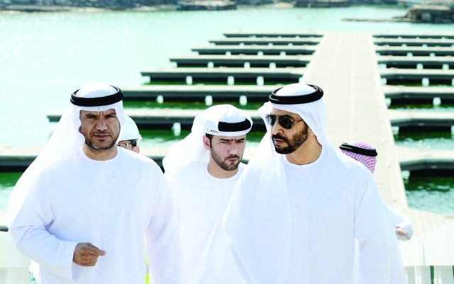"حمدان بن زايد ربان المشاريع التنموية للهلال الأحمر الاماراتي وام"