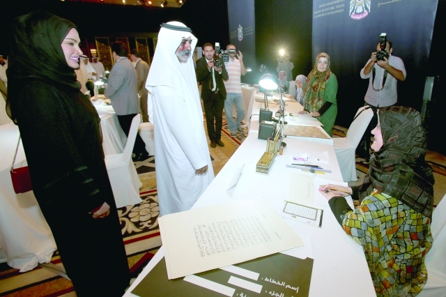 "نهيان بن مبارك خلال جولته على عدد من الخطاطات المشاركات تصوير- عمران خالد"
