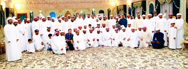 "عبد الله بن راشد المعلا يتوسط السائقين البيان"