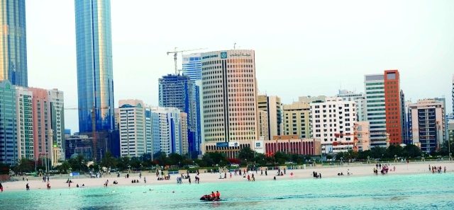 "شواطئ السباحة تحظى بإقبال كبير وتقدم خدمات متنوعة للمرتادين \t\t\t\t\t\t\t\t\t\t\t\t\t أرشيفية"