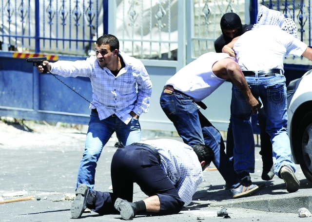 "جنود إسرائيليون بزي مدني يقمعون تظاهرة في القدس المحتلة"