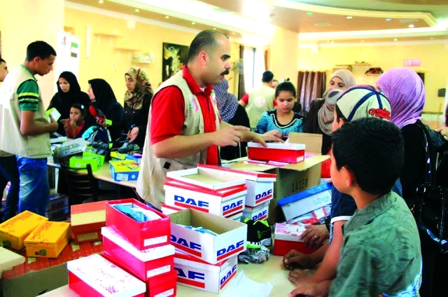 "توزيع كسوة العيد على الأطفال في فلسطين \t وام"