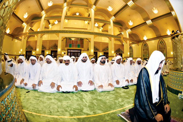 "محمد بن راشد يؤدي الصلاة في مسجد السلام وإلى جانبه مكتوم بن محمد وضاحي خلفان وخميس المزينة تصوير: محمد هشام"