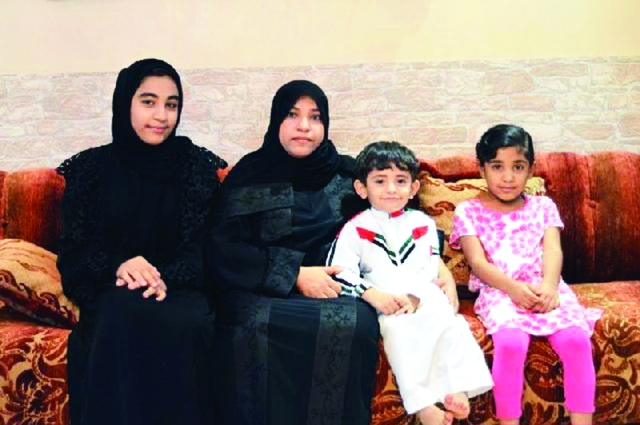 "منى مع أفراد من أسرتها"