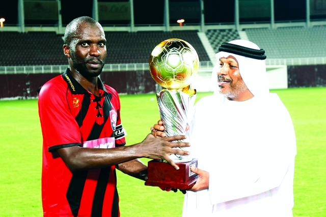 "كابتن الرائد السعودي يتسلم الكأس"
