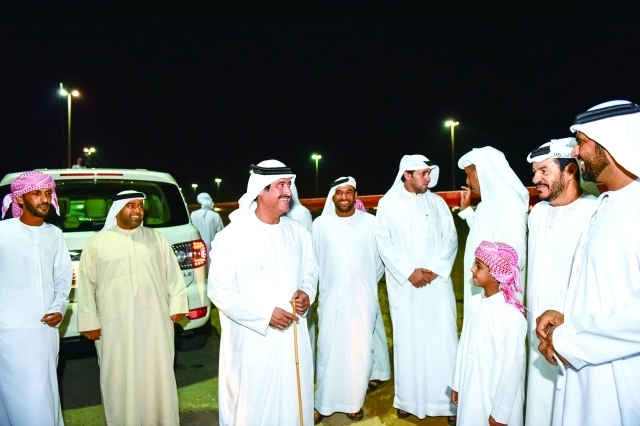 "سلطان بن حمدان خلال متابعته السباق"