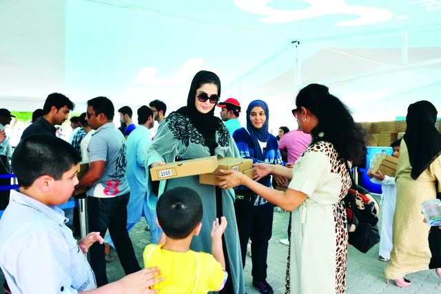 "الفنانة رؤى الصبان توزع الوجبات"