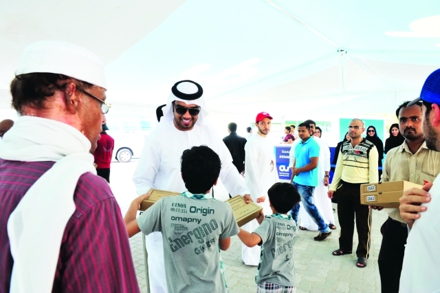 "فيصل الجاسم يسلم وجبات غذائية للأطفال"