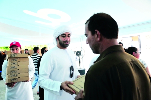 "الفنانة رؤى الصبان توزع الوجبات"