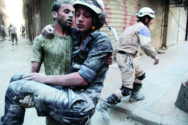 "مدني يسعف عضو الدفاع المدني نجا من براميل متفجرة في حي الشعار بمدينة حلب رويترز"