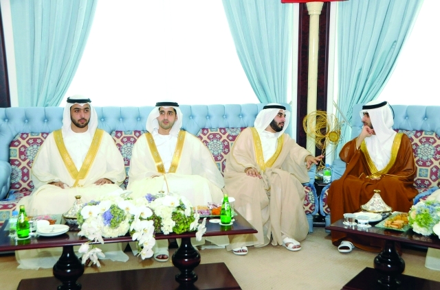 "ولي عهد أم القيوين والشيوخ خلال استقبال المهنئين"