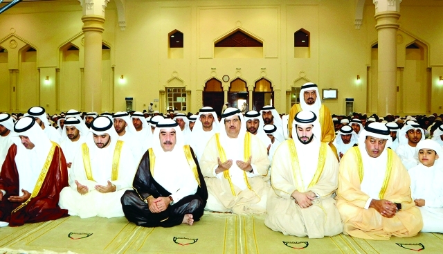 "حاكم أم القيوين وولي عهده والشيوخ يستمعون لخطبة العيد"