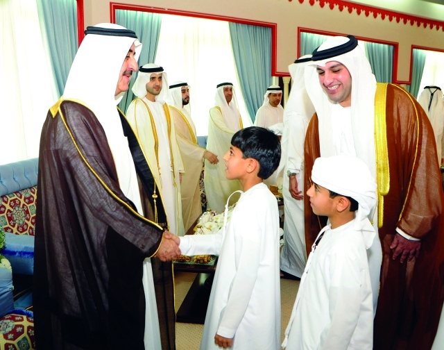 "سعود المعلا مستقبلاً المهنئين بالعيد بحضور راشد بن سعود"