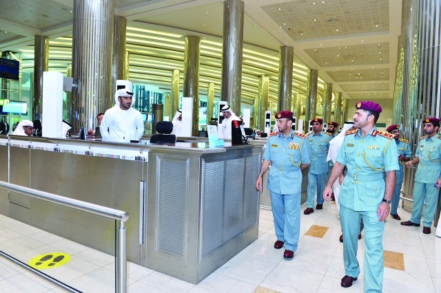 "محمد المري وعبيد بن مهير خلال جولتهما التفقدية للمطارات \tالبيان"