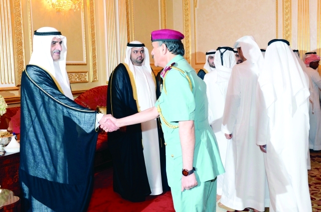"حاكم الفجيرة يتقبل بحضور محمد بن حمد تهاني محمد الكعبي والمواطنين"
