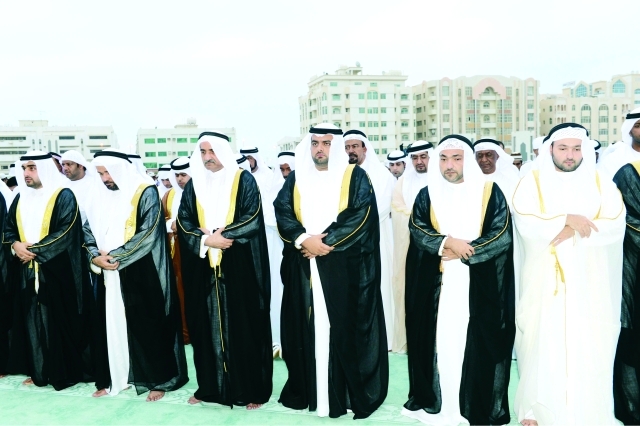 "حمد الشرقي ومحمد بن حمد أثناء أداء صلاة العيد     \t\t\t\t\t\t\t\t\t\t\t\t\t\t\t\t\t\t\t            وام"