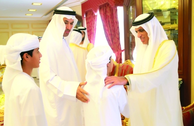 "سعود بن صقر يتقبل تهاني مواطن وأبنائه الصغار بالعيد"