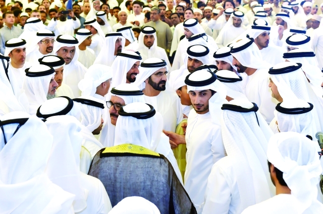 "سموه يتوسط حشود المهنئين بحضور حمدان بن راشد والشيوخ"